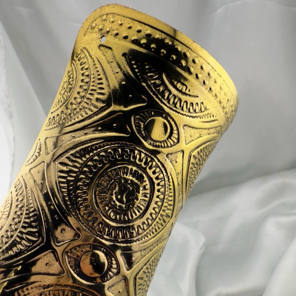 Vintage classic Cleopatra Style Cuff Gold Textured Vase - Picture 5 of 9